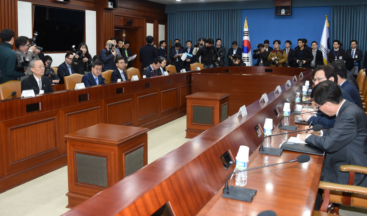 ▲8일 정부서울청사에서 산업경쟁력 강화 관계장관회의가 열리고 있다. (기획재정부)