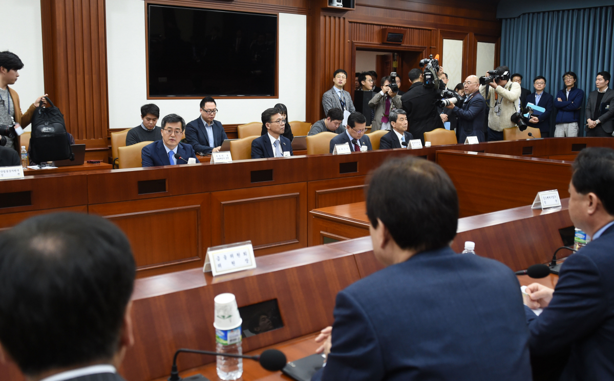 ▲8일 정부서울청사에서 산업경쟁력강화 관계장관회의가 열리고 있다.(기획재정부)