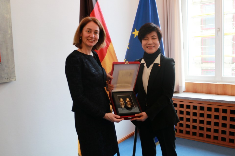 ▲김영주 고용노동부 장관이 7일(현지시간) 독일을 방문해 카타리나 발리 독일 연방여성가족부 장관 겸 노동사회부장관 직무대리를 만나 여성고용문제를 논의했다.(고용노동부)