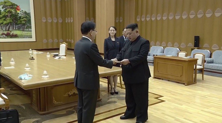 ▲사진은 정의용 청와대 국가안보실장이 김 위원장에게 문 대통령의 친서를 전달하는 장면.(연합뉴스)