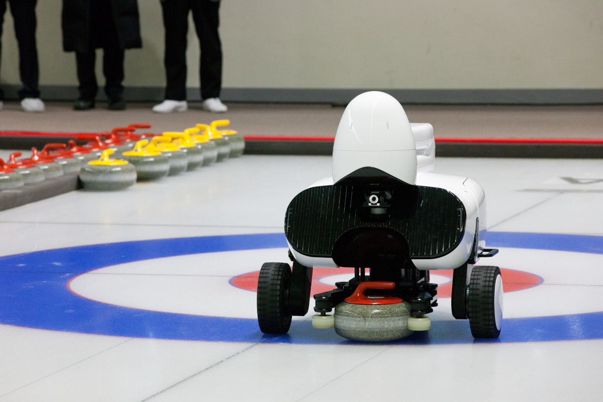 ▲일 인공지능 컬링로봇 '컬리'가 강원도 춘천기계공업고등학교 선수들과의 경기 중 스톤을 투구 하고 있다.(사진제공= 과기정통부)