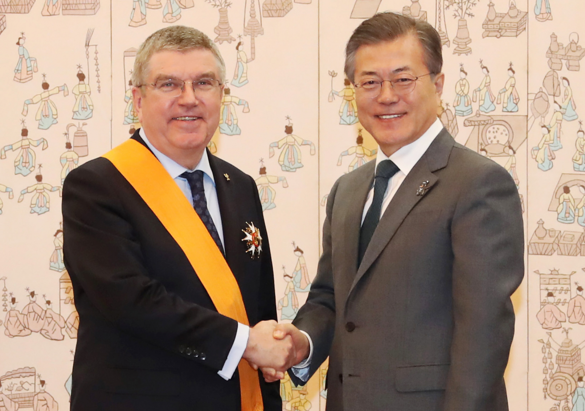 ▲문재인 대통령이 8일 오후 청와대 본관에서 토마스 바흐 IOC(국제올림픽위원회) 위원장에게 체육훈장 1등급인 청룡장을 수여한 뒤 악수하고 있다. 연합뉴스