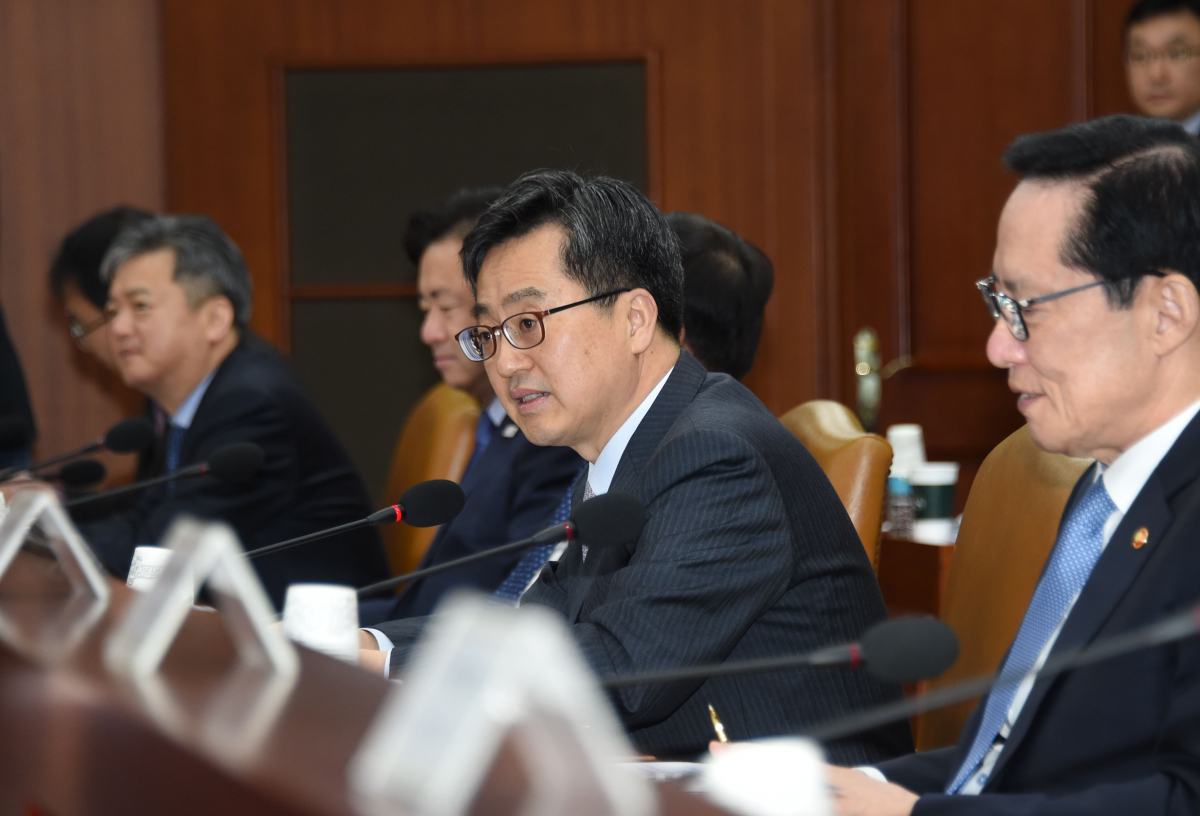 ▲김동연 경제부총리 겸 기획재정부 장관(오른쪽 두번째)이 9일 정부서울청사에서 열린 ‘제4차 경제관계장관회의’를 주재하고 있다.(기획재정부)