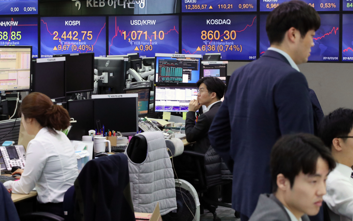 ▲트럼프 미국 대통령이 오는 5월까지 김정은 북한 노동당 위원장과의 면담 가능성을 언급한 가운데 코스피 지수가 10.35p 오른 2443.43, 코스닥 지수는 3.86p 오른 857.80 포인트로 장이 출발했다. (뉴시스)