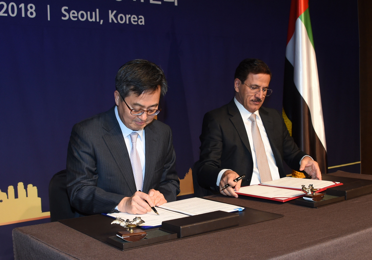 ▲김동연 부총리(왼쪽)가 9일 서울 신라호텔에서 열린 한-UAE 경제공동위에서 술탄 알만수리 UAE 경제부 장관과 합의의사록에 서명하고 있다.(기획재정부)