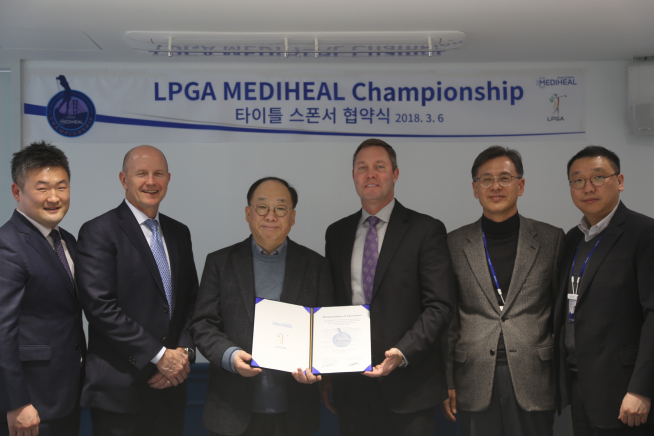 ▲왼쪽부터 션 변 LPGA 아시아지사장, LPGA 투어 사무국 존 포다니 부총재, 권오섭 엘앤피코스메틱 회장, LPGA 투어 사무국 마이크 완 회장, 추교인 엘앤피코스메틱 사장, 김유 전무