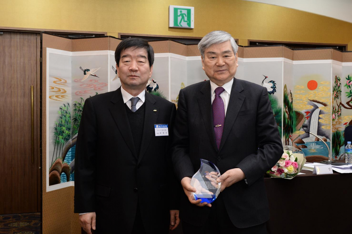 ▲지난 9일 영등포구 공군회관에서 열린 한국방위산업진흥회 2018년도 정기총회에서 조양호 한진그룹 회장(오른쪽)이 신임 방진회 회장으로 선임된 최평규 S&T그룹 회장로부터 감사패를 전달 받고 기념촬영을 하고 있다.(사진제공=대한항공)