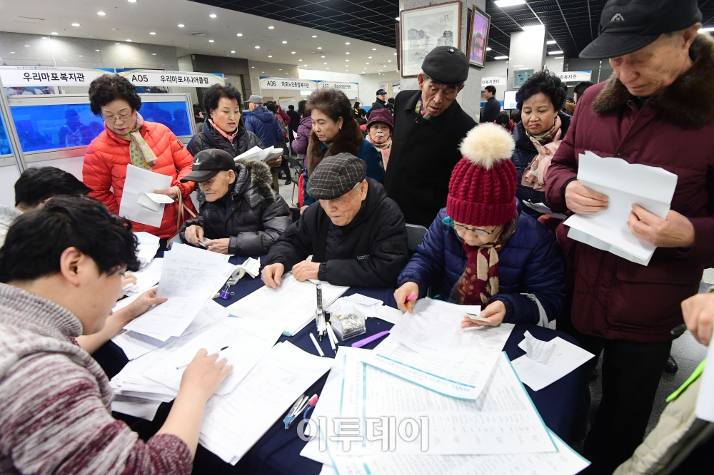 ▲7일 서울 마포구청에서 '2017년 노인일자리 및 사회활동지원사업' 참여자 모집 행사가 열린 가운데 어르신들이 취업상담을 하고 있다. 마포구는 이날 행사를 통해 3000여명에게 일자리를 제공한다. 고이란 기자 photoeran@(이투데이DB)