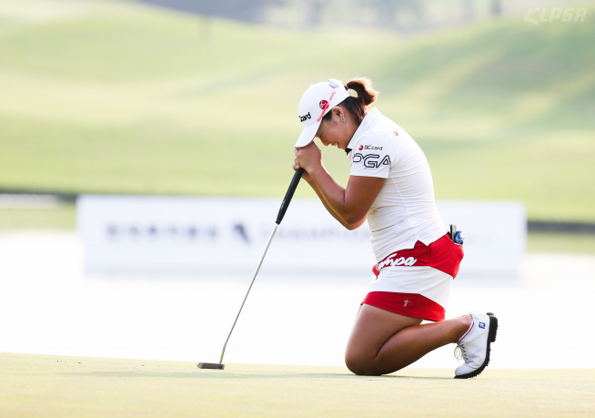 ▲3년만에 우승을 확정한 장하나가 감격해 하고 있다.