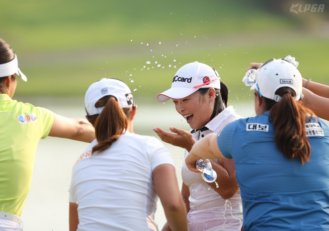 ▲동료들에게 우승 축하 물세례를 받고 있는 장하나.