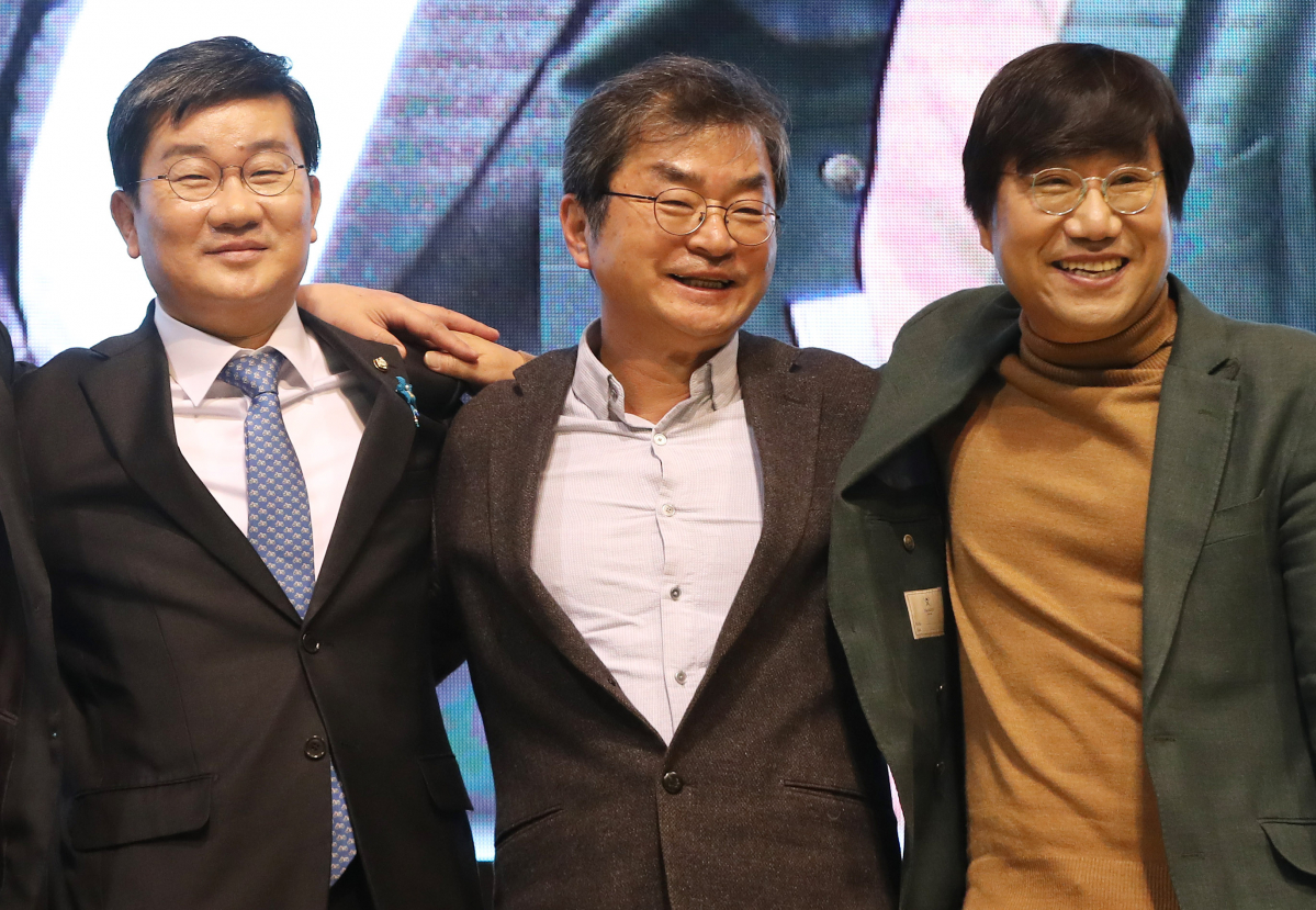 ▲'6·13 지방선거' 경기지사 출마 의사를 밝힌 더불어민주당 전해철 의원(왼쪽)이 10일 오후 경기도 수원시 아주대학교에서 열린 북콘서트 '함께한 시간, 역사가 되다'에서 이호철 전 청와대 민정수석(가운데), 양정철 전 청와대 홍보기획비서관(오른쪽)과 어깨동무를 하고 있다. (연합뉴스)