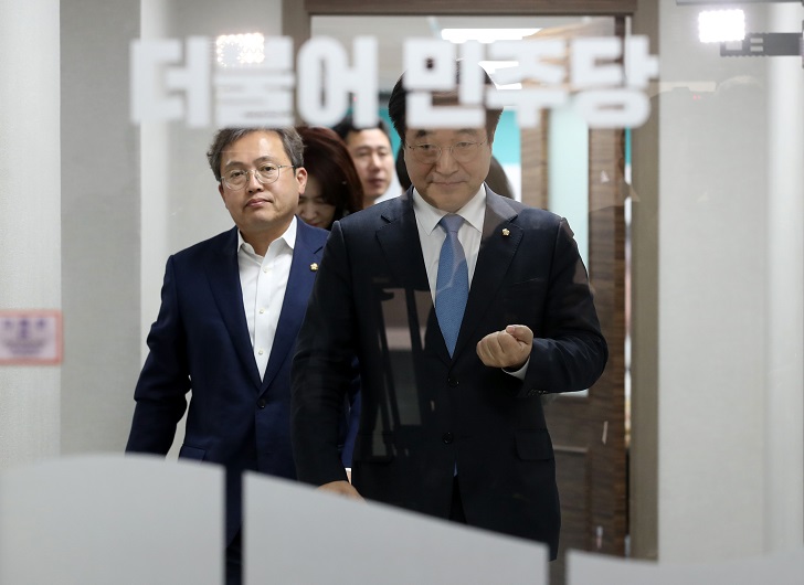 ▲윤호중 더불어민주당 공직선거후보자검증위원회 위원장이 12일 오전 검증위가 끝난 후 서울 여의도 더불어민주당사 내 회의실을 나서고 있다. (연합뉴스)