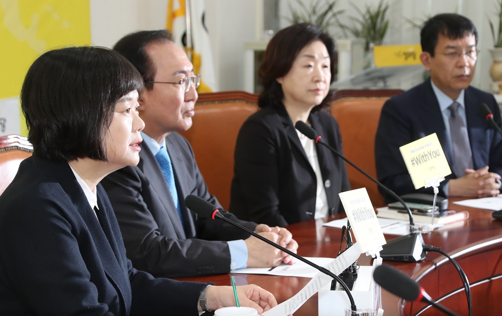 ▲정의당 이정미 대표가 13일 국회에서 열린 의원총회에서 "청와대에서 개헌안을 확정했으니 이제는 국회가 개헌안과 시기를 확정해야 한다"고 발언하고 있다.(연합뉴스)