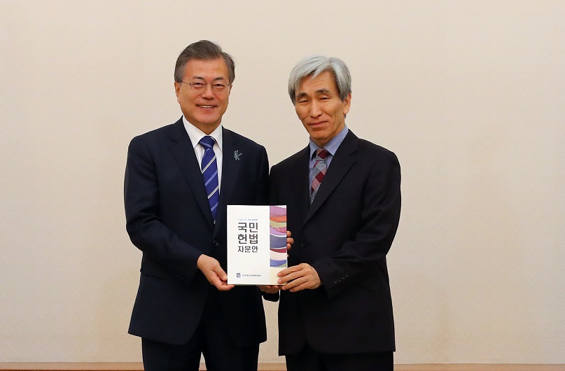 ▲문재인 대통령이 13일 오전 청와대에서 대통령 직속 정책기획위원회 산하 정해구 국민헌법자문특별위원회 위원장으로부터 특위가 마련한 정부 개헌안 초안을 전달받고 있다. (연합뉴스)