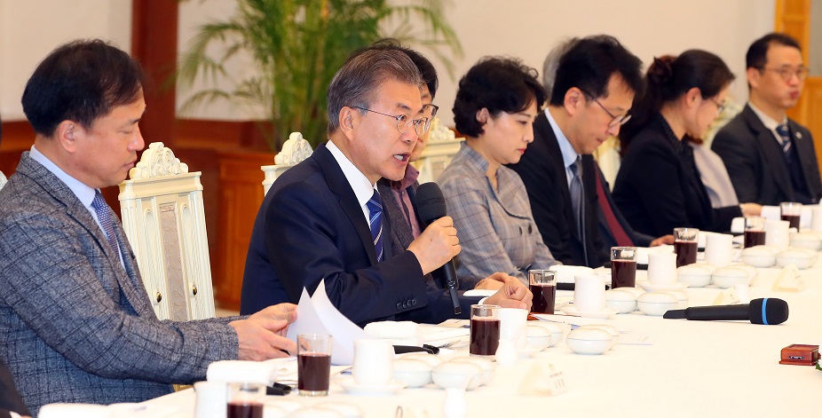 ▲문재인 대통령이 13일 청와대에서 열린 국민헌법자문특별위원회 초청 오찬에서 인사말을 하고 있다.(연합뉴스)