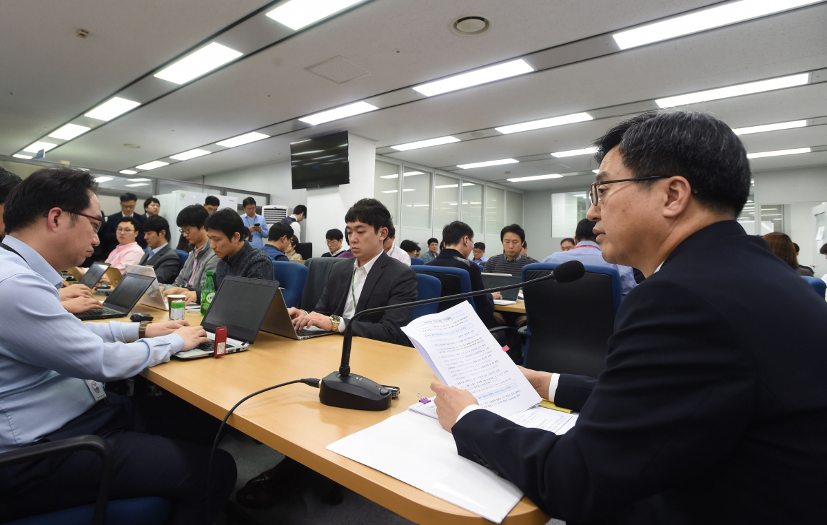 ▲김동연 부총리(오른쪽)가 13일 정부세종청사 기재부 기자실에서 간담회를 열어 최근 경제현안을 설명하고 있다.(사진제공=기획재정부)