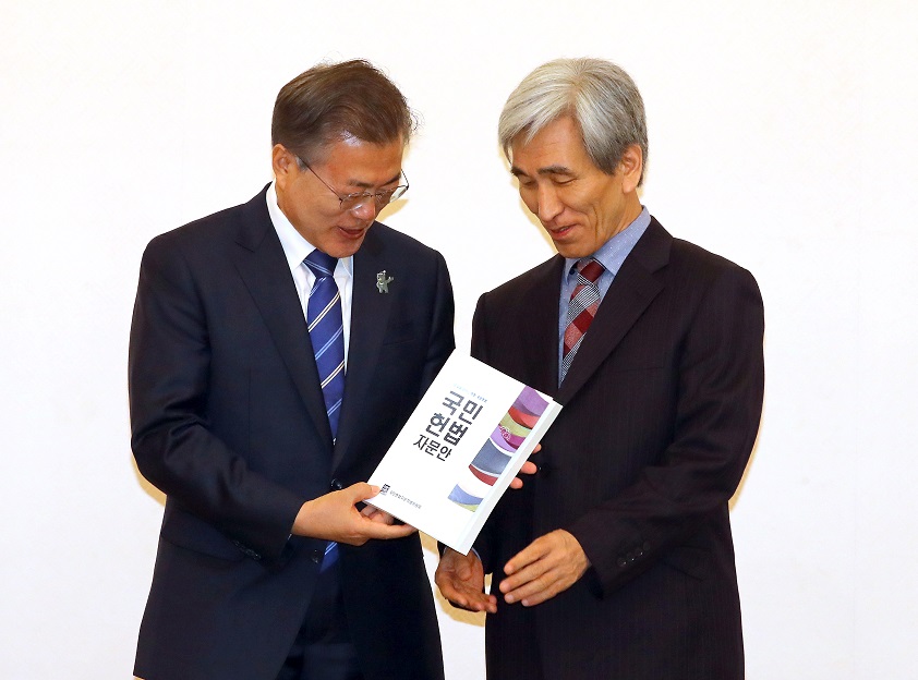 ▲문재인 대통령이 13일 청와대에서 열린 국민헌법자문특별위원회 초청 오찬에서 정해구 위원장(오른쪽)으로부터 국민헌법자문특위 자문안을 전달받고 있다.(연합뉴스)