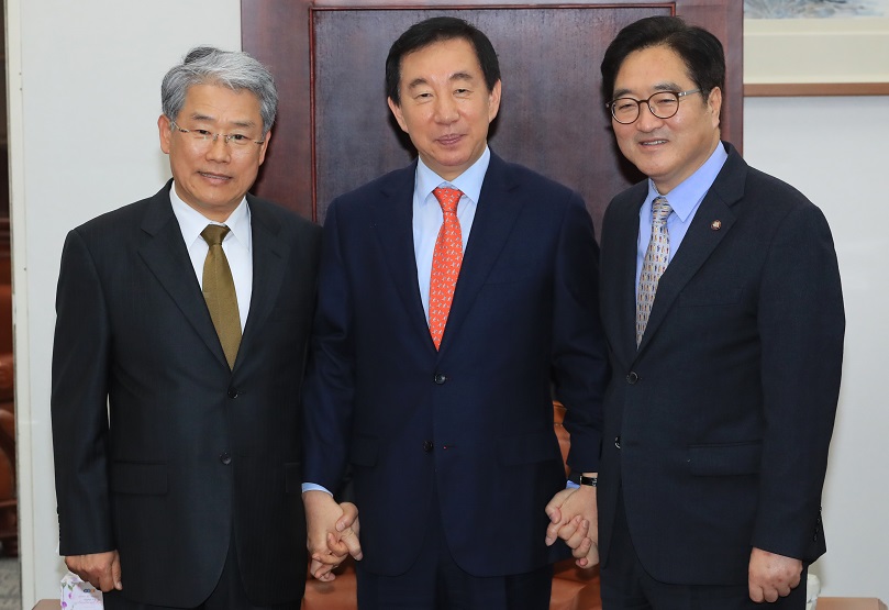 ▲13일 오후 국회 운영위원장실에서 열린 여야 3당 원내대표 회동에서 바른미래당 김동철 원내대표(왼쪽부터), 자유한국당 김성태 원내대표, 더불어민주당 우원식 원내대표가 기념촬영을 하고 있다.(연합뉴스)
