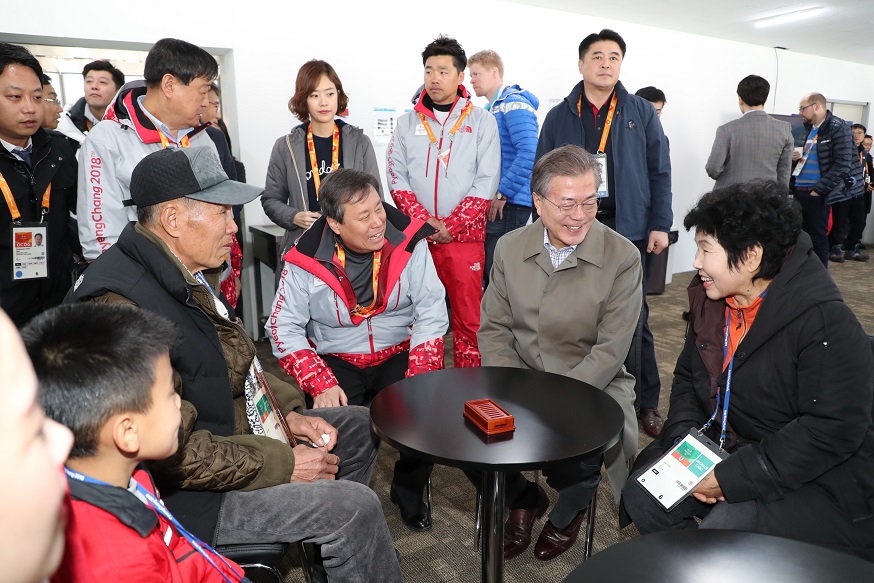 ▲문재인 대통령이 14일 오전 강원도 평창 바이애슬론센터에서 열린 2018 평창패럴림픽 장애인 바이애슬론 예선 경기를 관람하기 위해 참석, 장애인노르딕스키 신의현 선수 가족들과 대화를 나누고 있다.(연합뉴스)