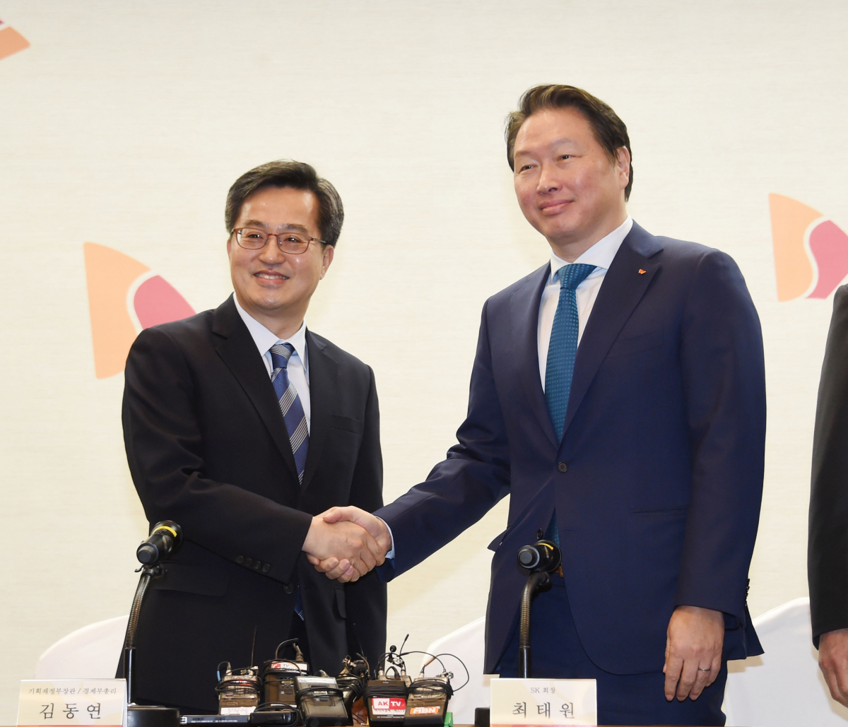 ▲김동연 부총리(왼쪽)와 최태원 SK 회장이 14일 서울 서린동 SK그룹 본사에서 만나 악수하고 있다.(기획재정부)