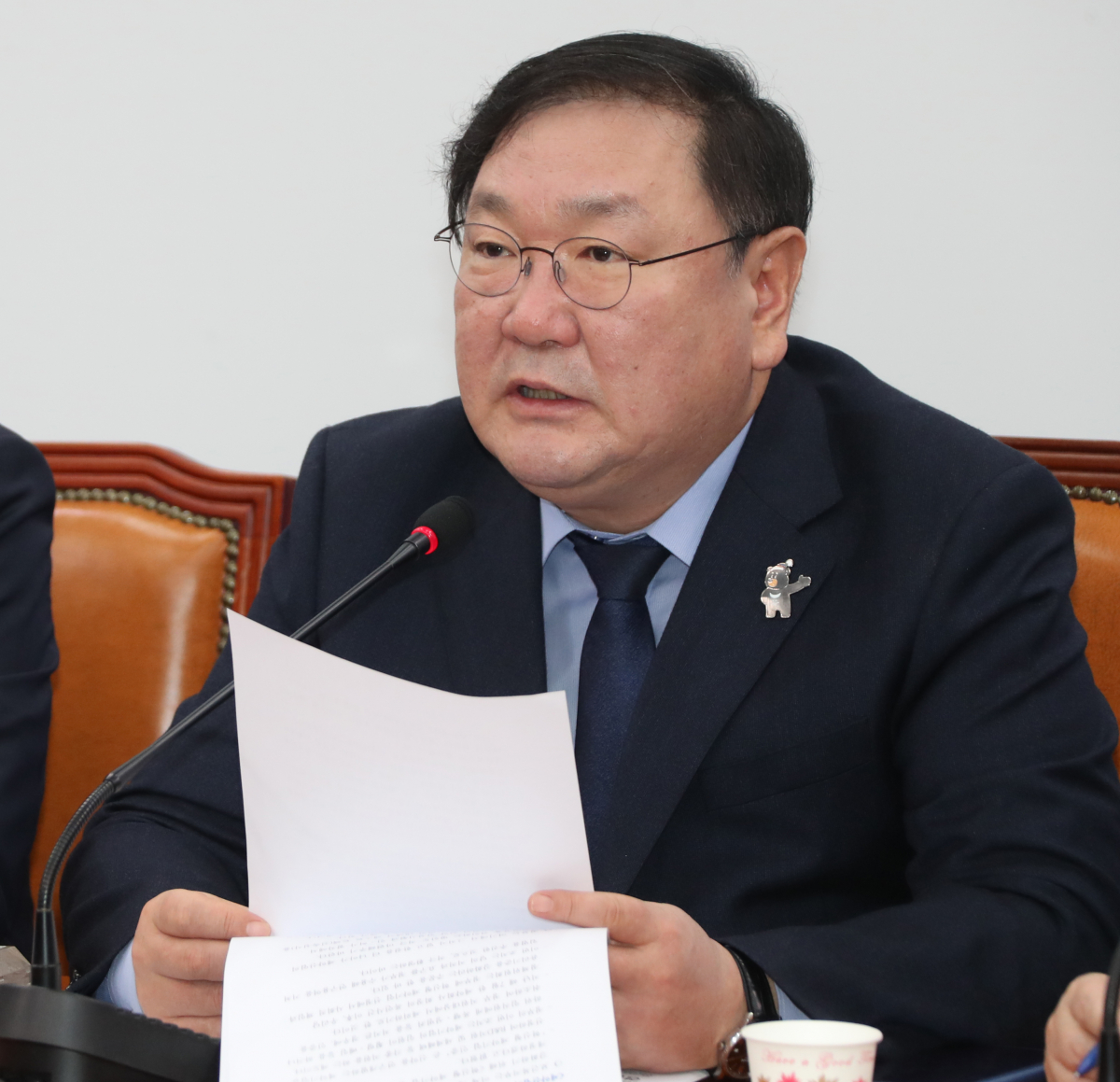 ▲더불어민주당 김태년 정책위의장이 15일 국회에서 열린 정책조정회의에서 정부의 2월 고용동향 발표와 관련, "2월 취업자 증가수 감소는 사실이지만 노동시장에 영향을 미치는 복합적인 요인을 무시한 채 최저임금만 탓하는 것은 진실 왜곡"이라고 발언하고 있다. (연합뉴스)