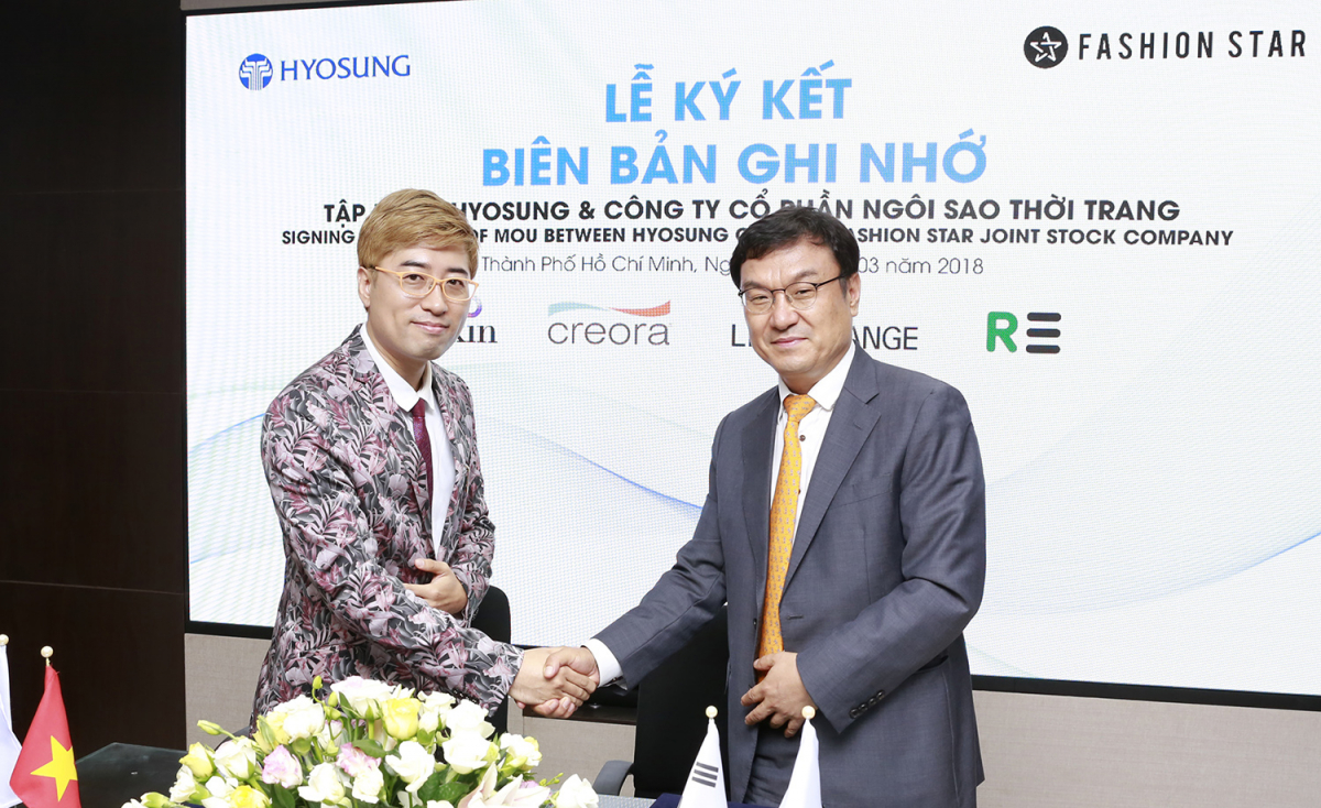 ▲효성과 패션스타가 기능성제품의 베트남 로컬시장 확대를 위한 업무협약을 체결하고 있다. 좌측부터 (주)패션스타 이정민 대표와 효성 베트남 동나이 법인 김치형 부사장(사진제공=효성)