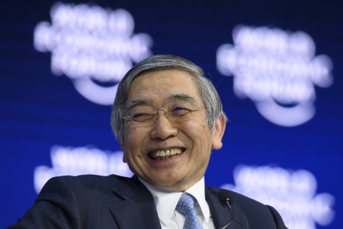 ▲구로다 하루히코 일본은행(BOJ) 총재가 1월 26일(현지시간) 스위스 다보스포럼에 참석 도중 활짝 웃고 있다. 일본 의회는 16일 구로다 총재 연임안을 통과시켰다. 다보스/AP뉴시스
