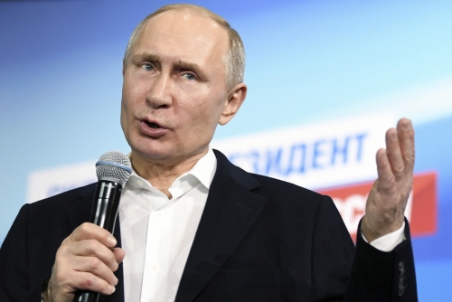 ▲블라디미르 푸틴 러시아 대통령이 18일(현지시간) 모스크바에 있는 선거 캠프에서 연설을 하고 있다. 모스크바/AP연합뉴스
