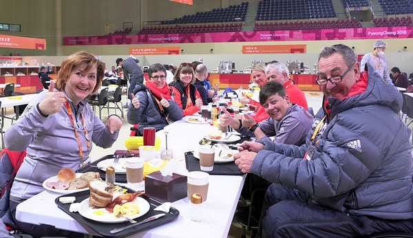 ▲평창 패럴림픽 선수촌 식당에서 독일 장애인 컬링팀 선수들이 식사하고 있다.(사진제공=신세계푸드)