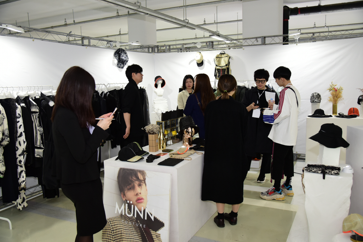 ▲2018 S/S 헤라서울패션위크 수주상담회(사진제공=한국디자인재단)