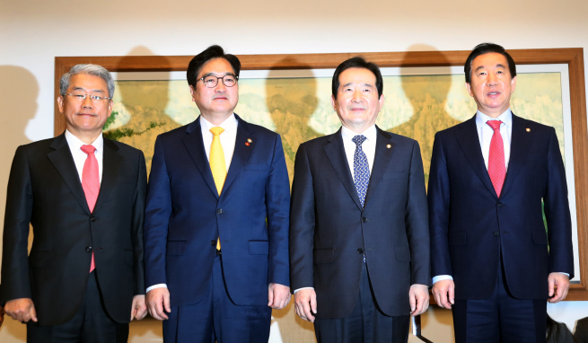 ▲ 정세균 국회의장과 여야 3당 교섭단체 원내대표가 19일 국회 의장접견실에서 열린 여야 3당 교섭단체 원내대표 정례회동에서 기념촬영을 하고 있다. 여야 원내대표는 이날 회동에서 개헌안 등 정국현안을 논의했다. 왼쪽부터 바른미래당 김동철·더불어민주당 우원식 원내대표, 정세균 국회의장, 자유한국당 김성태 원내대표. 2018.3.19(연합뉴스)