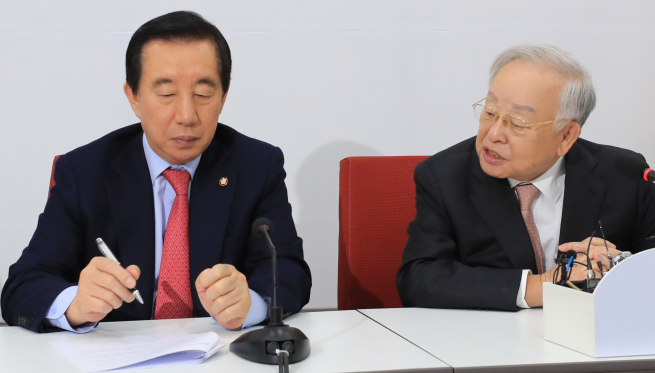 ▲자유한국당 김성태 원내대표가 19일 국회 원내대표실을 방문한 손경식 경영자총협회 회장의 인사말을 듣고 있다. 2018.3.19(연합뉴스)