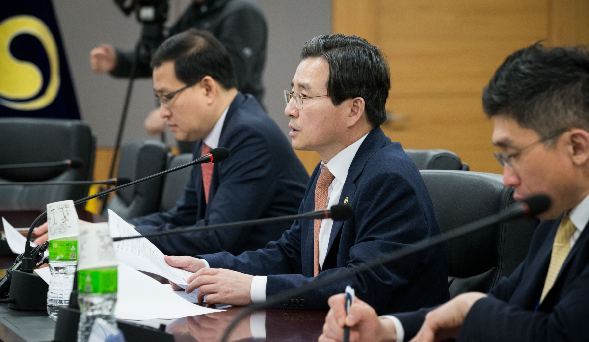 ▲김용범 금융위 부위원장이 19일 서울 종로구 금융위원회에서 주주총회 비상대응반 회의를 열고 모두발언을 하고 있다.(사진제공=금융위원회)