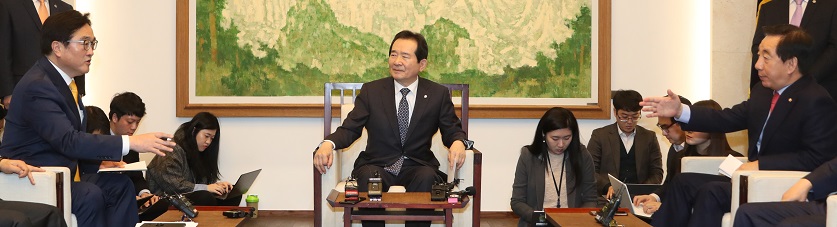 ▲더불어민주당 우원식 원내대표(왼쪽)와 자유한국당 김성태 원내대표가 19일 국회 의장접견실에서 열린 여야 3당 교섭단체 원내대표 정례회동에서 의사일정에 관해 논쟁을 벌이고 있다.     왼쪽부터 더불어민주당 우원식 원내대표, 정세균 국회의장, 자유한국당 김성태 원내대표.(연합뉴스)