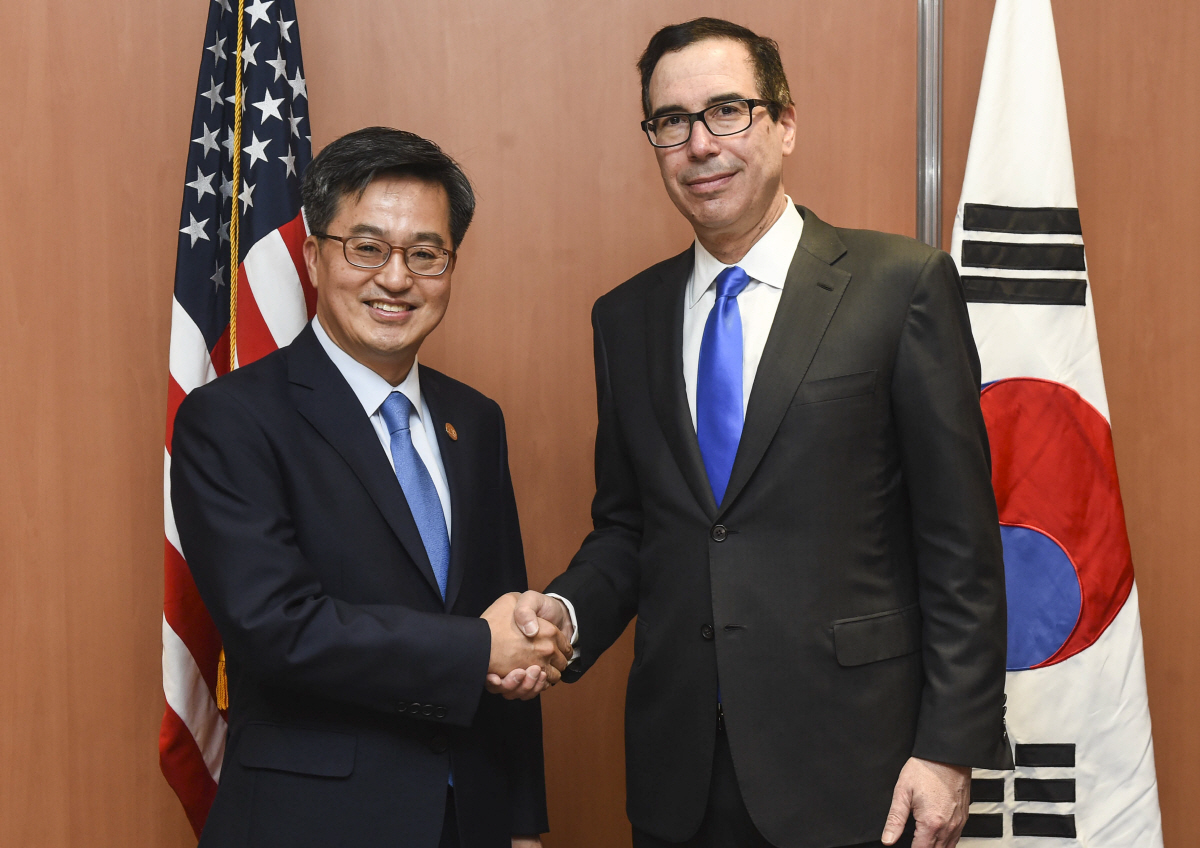 ▲ ‘김동연 부총리-므누신 미 재무장관’ 양자회담    (서울=연합뉴스) G20재무장관회의 참석차 아르헨티나 부에노스아이레스를 방문중인 김동연 부총리 겸 기획재정부 장관이 19일(현지시간) 컨벤션센터에서 므누신 미국재무장관과 면담에 앞서 악수하며 기념사진을 찍고 있다. 2018.3.19 [기획재정부 제공=연합뉴스]    photo@yna.co.kr/2018-03-19 22:00:01/