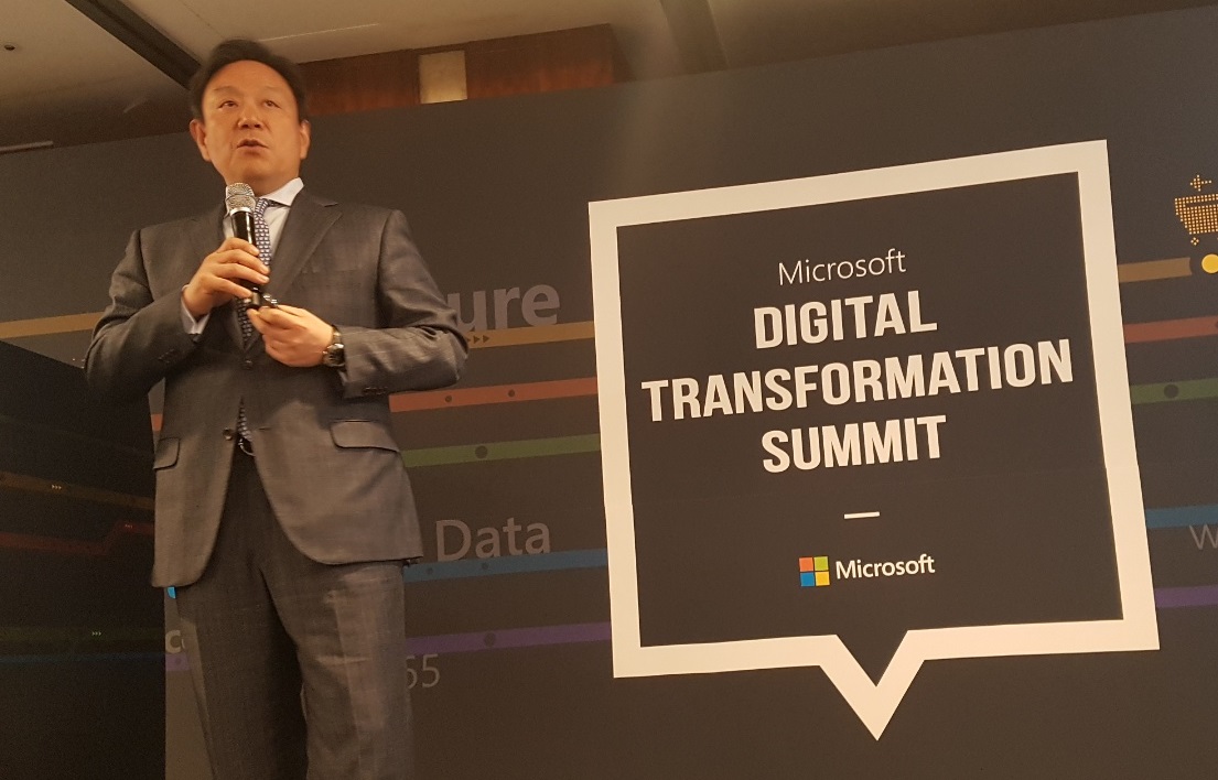 ▲고순동 한국마이크로소프트 사장이 ‘디지털 트랜스포메이션 서밋’ 기자간담회에 참석해 국내 시장 비즈니스 현황에 대해 설명하고 있다. (조성준 기자 tiatio@)