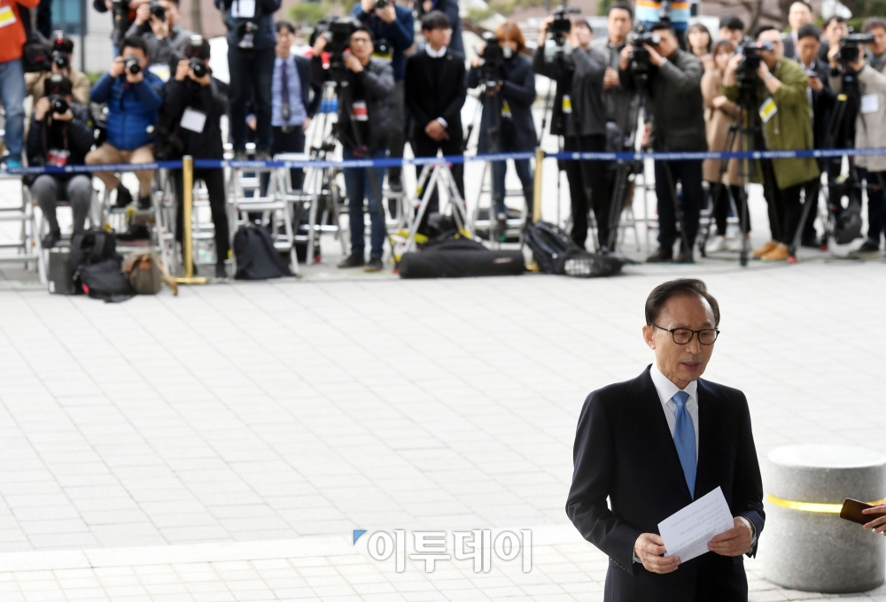▲이명박 전 대통령이 14일 오전 서울중앙지검에 피의자 신분으로 출석하며 입장을 밝히고 있다. 이동근 기자 foto@