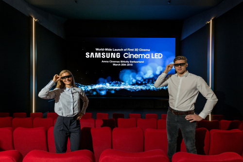 ▲삼성전자 모델들이 20일(현지시간) 스위스 취리히 실시티 쇼핑몰에 위치한 아레나 시네마에서 3D 영화 관람용 입체 안경을 쓰고 세계 최초 '3D 시네마 LED' 상영관을 소개하고 있다.(사진제공=삼성전자)