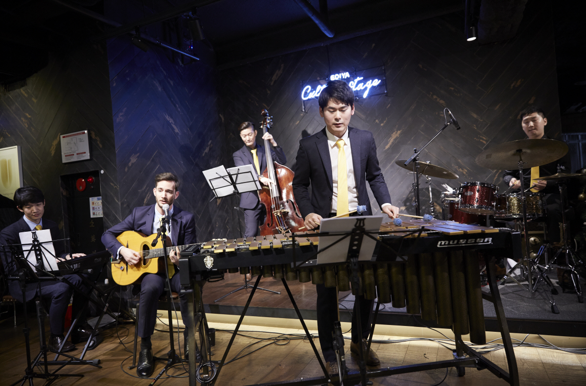 ▲지난 크리스마스에 굿펠리즈가 커피랩에서 재즈 공연을 하는 모습 (사진제공=이디야커피)