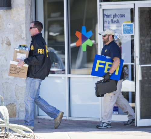 ▲미연방수사국(FBI) 요원들이 폭탄 테러 사건을 조사하고자 텍사스주 오스틴 부근 페덱스 물류센터에서 물건을 옮기고 있다. 샌안토니오/EPA연합뉴스