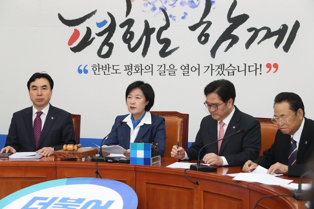 ▲더불어민주당 추미애 대표가 21일 국회에서 열린 최고위원회의에서 "30년 만의 개헌에 여야 있을 수 없고 진보보수 있을 수 없다며 다시 한 번 야당들의 전향적 태도 강력히 촉구한다"고 발언하고 있다.(연합뉴스)