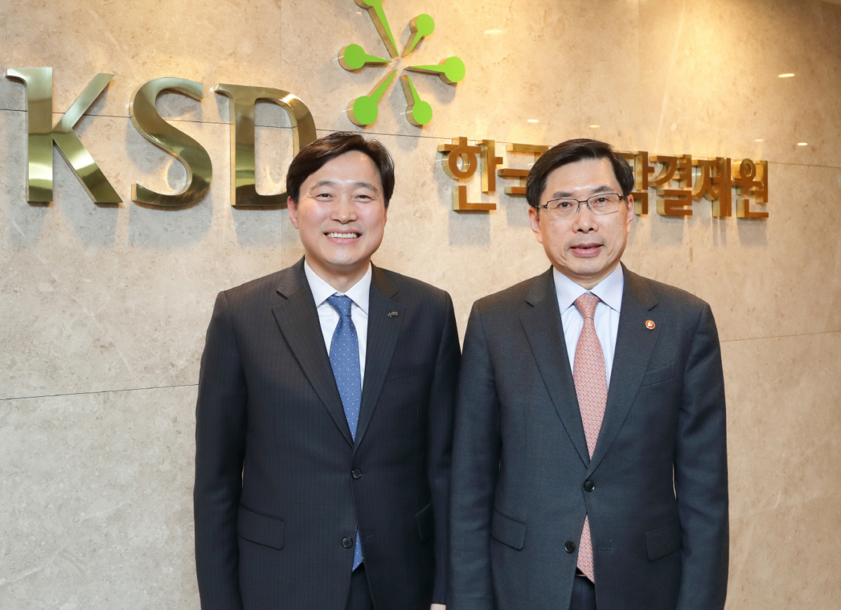 ▲박상기 법무부 장관(오른쪽)과 이병래 한국예탁결제원 사장이 21일 오후 서울 여의도 예탁결제원 사옥에서 ‘전자투표 활성화를 위한 현장 간담회’를 가진 후 기념촬영을 하고 있다.(사진제공=한국예탁결제원)