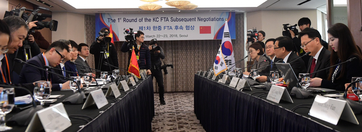 ▲김영삼(오른쪽에서 세번째) 산업통상자원부 무역투자실장이 22일 오전 서울 중구 명동 롯데호텔에서 열린 한중 FTA 서비스·투자 1차 후속협상에서 모두발언을 하고 있다. 이날 협상에는 왕셔우원 상무부 부부장 등 양국 정부부처 관계자들이 참석했다. 고이란 기자 photoeran@