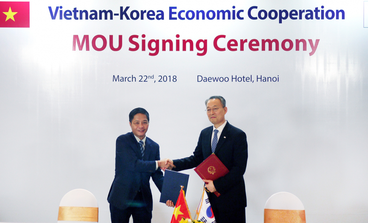 ▲22일 베트남 하오이 대우호텔에서 백운규 산업통상자원부 장관(오른쪽)과 쩐 뚜언 아잉(Tran Tuan Anh) 베트남 산업무역부장관이 ‘한-베트남 무역구제 협력’, ‘자동차산업 협력’, ‘섬유·신발산업 실무협의체 설립 및 운영 협력’, ‘전력산업협력’, ‘에너지안전 협력’ 등 5건의 MOU를 체결한 뒤 악수를 하고 있다.(산업통상자원부)