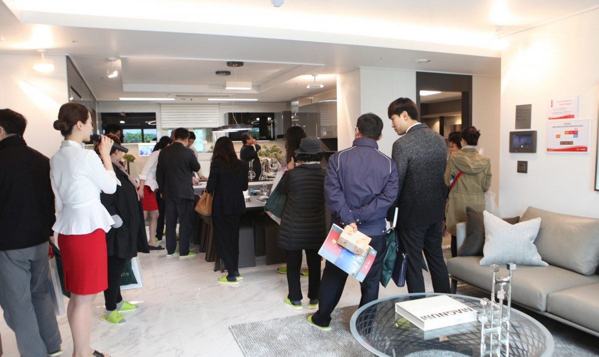 ▲16일 방문객들이 과천 위버필드 견본주택을 둘러보고 있다.(사진=SK건설)