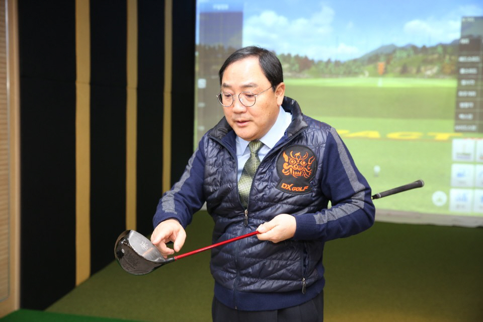 ▲우찬웅 디엑스골프 대표가 판교에 있는 시타실에서 몸에 무리 없이 스윙 스피드를 극대화시키며 비거리와 방향성을 좋게 한 자사 드라이버에 대해 설명하고 있다.