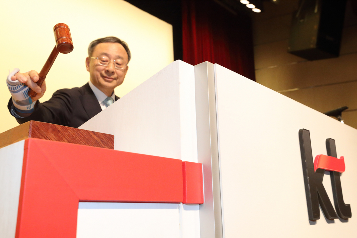 ▲KT 황창규 회장이 정기 주주총회 의장석에서 발언하고 있는 모습.(사진제공= KT)