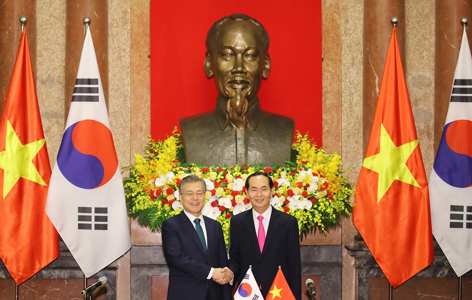 ▲문재인 대통령과 쩐 다이 꽝 베트남 국가주석이 23일 오전(현지시간) 하노이 주석궁 회담장에서 열린 공동기자회견을 마치고 악수하고 있다. (연합뉴스)