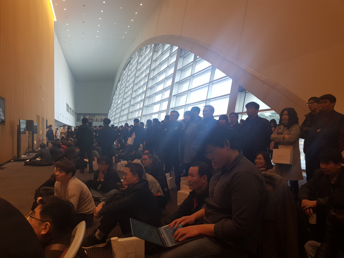 ▲23일 인천 송도컨벤시아에서 열린 셀트리온 정기주총에서 주총장 밖까지 인원이 몰려 서정진 회장의 목소리를 듣고 있다.(사진=이투데이DB)