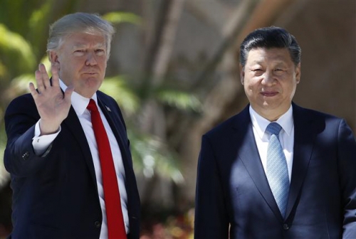 ▲도널드 트럼프 미국 대통령(왼쪽)과 시진핑 중국 국가주석(오른쪽)이 작년 4월 트럼프의 별장인 플로리다주 마라라고에서 만난 모습. 플로리다/AP연합뉴스
